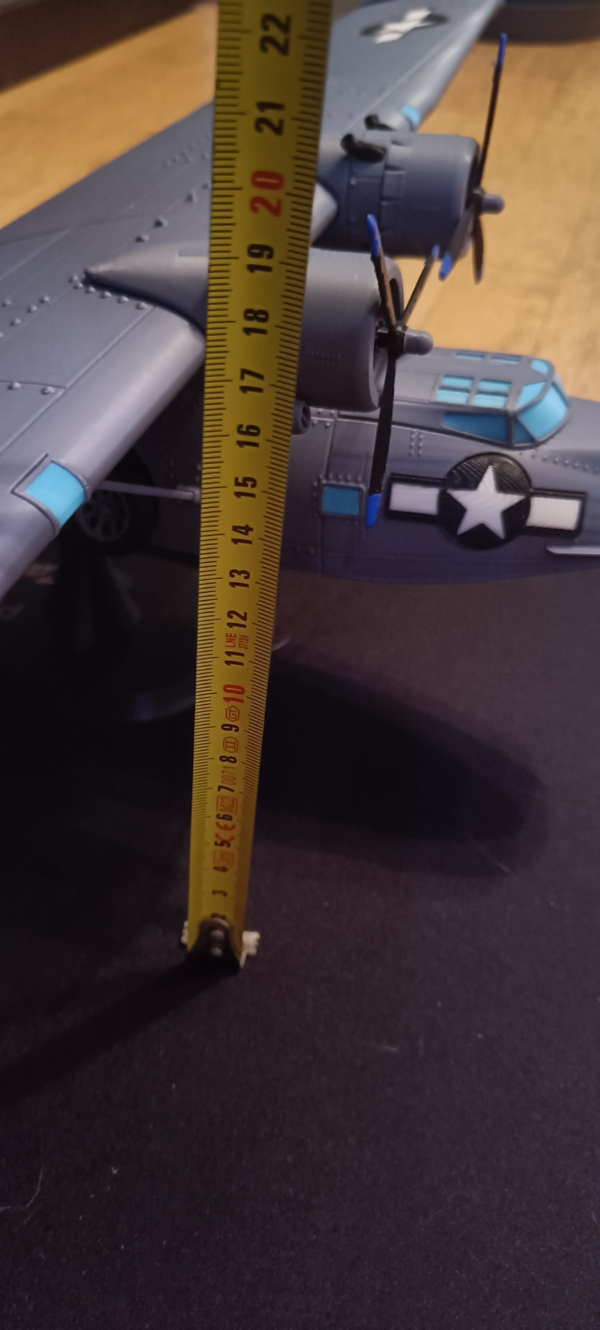 21,5 cm de altura sobre la peana numerada.