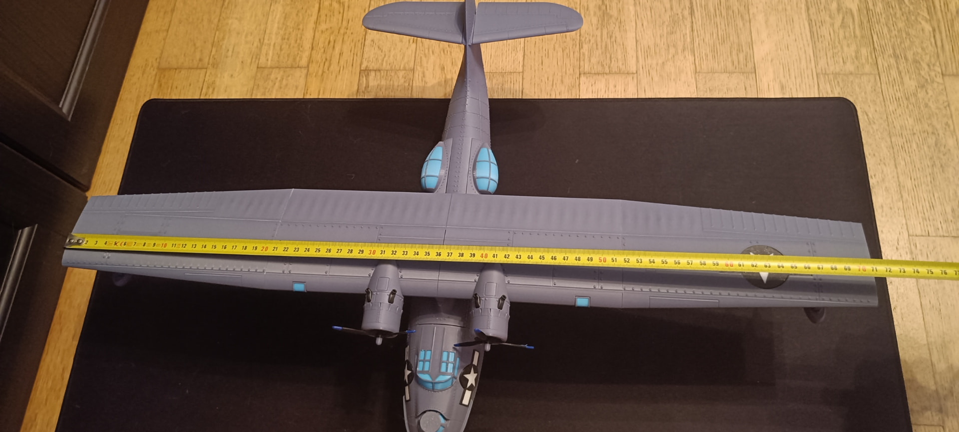 72 cm de envergadura real, medidos de punta a punta.